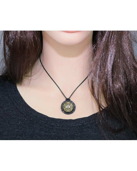 Collier pendentif rond noir et doré